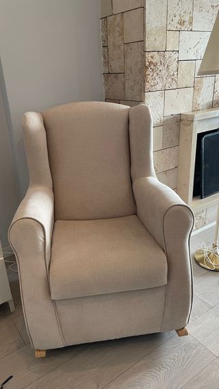 Butaca mecedora beige tela
