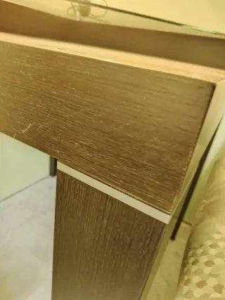 Mesa rincón con lámpara y sofás