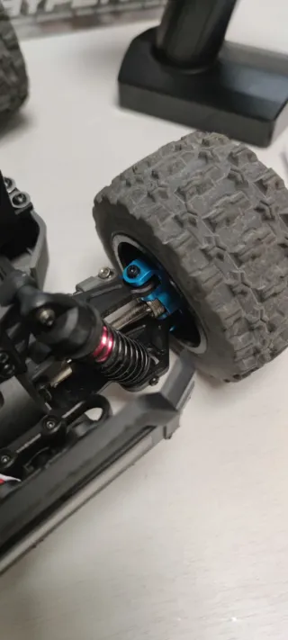 Coche rc MJX + Cargador skyrc s65