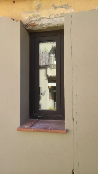 Puerta metálica y 2 ventanas aluminio