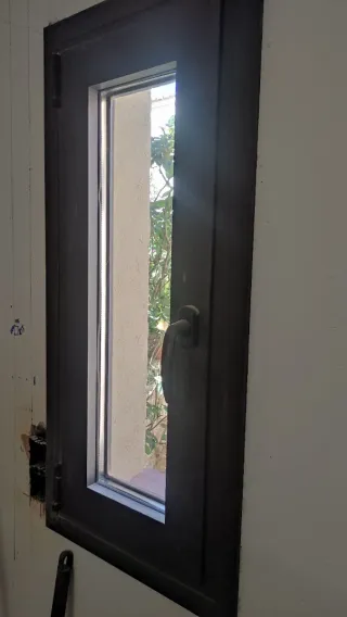 Puerta metálica y 2 ventanas aluminio