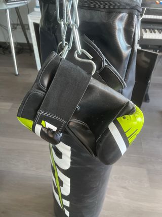 Saco de boxeo con guantes