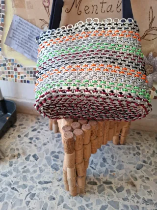 Bolso artesanal hecho con anillas de lata