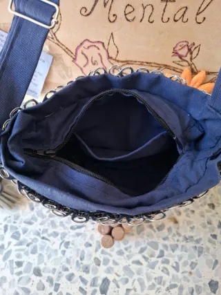 Bolso artesanal hecho con anillas de lata
