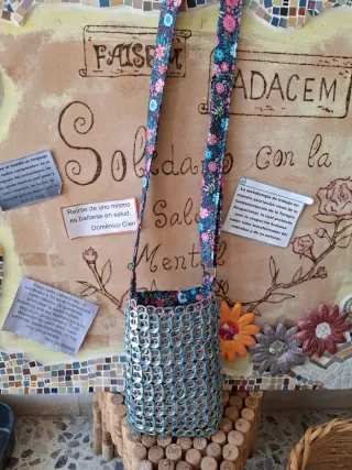 Bolso artesanal hecho con anillas de lata