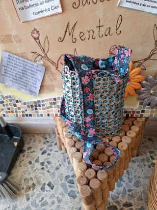 Bolso artesanal hecho con anillas de lata
