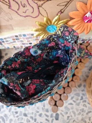 Bolso artesanal hecho con anillas de lata