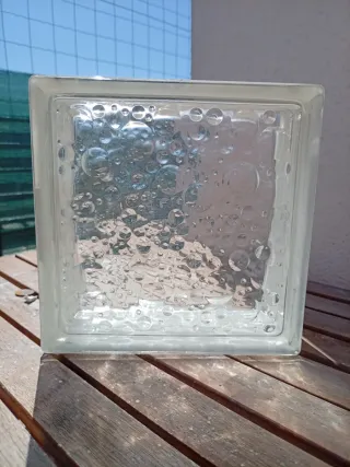 Bloque de vidrio decorativo.