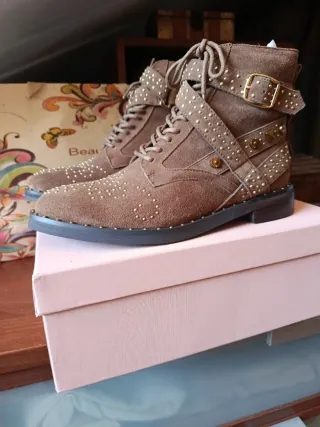Botines Alma en Pena piel tachuelas. A estrenar