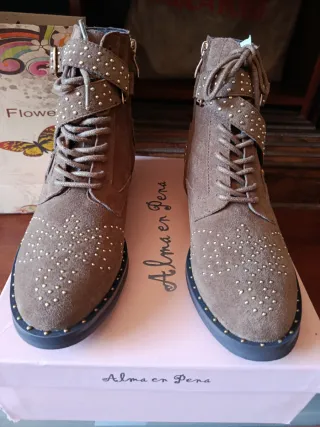 Botines Alma en Pena piel tachuelas. A estrenar