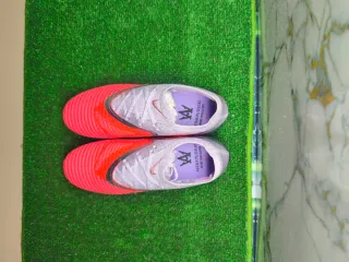 Botas de fútbol Nike rosas y moradas