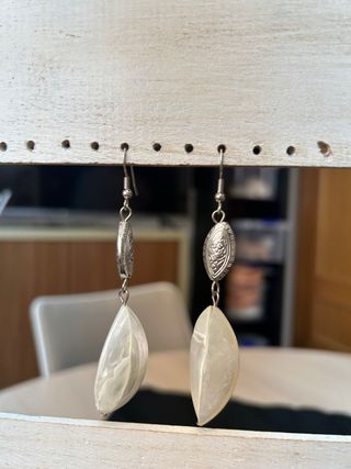 Pendientes colgantes plateados y blancos