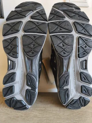 Zapatillas ASICS Negras y Grises.solo envío