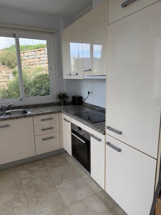 Cocina completa beige y plata disponible en mayo