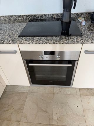 Cocina completa beige y plata disponible en mayo