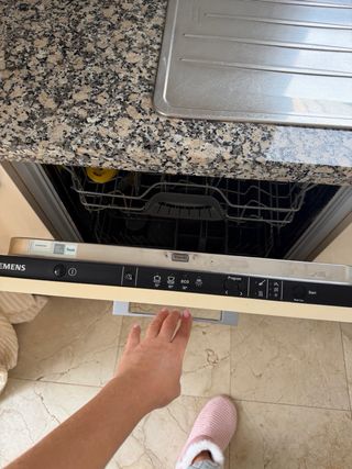 Cocina completa beige y plata disponible en mayo