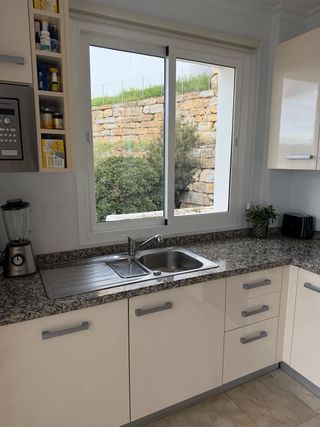 Cocina completa beige y plata disponible en mayo