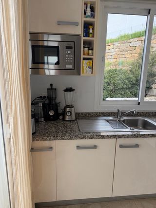 Cocina completa beige y plata disponible en mayo