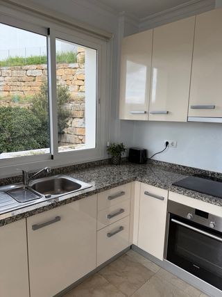 Cocina completa beige y plata disponible en mayo