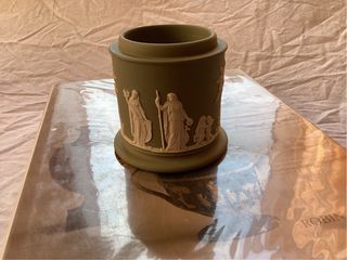 Jarra Wedgwood verde con relieves