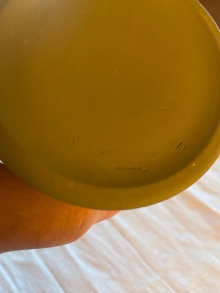 Jarra Wedgwood verde con relieves