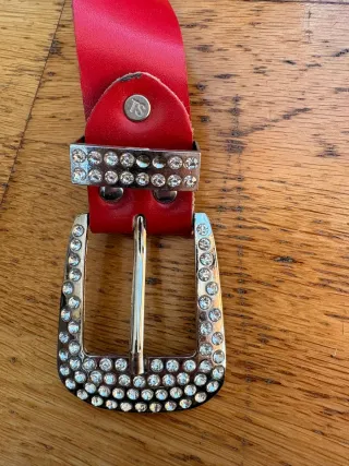 Cinturón Y2K con strass y hebilla plateada