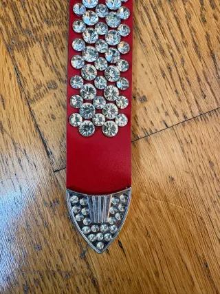 Cinturón Y2K con strass y hebilla plateada