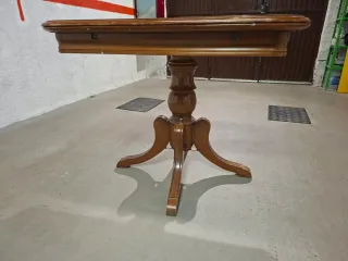 Mesa de salón clásica de madera