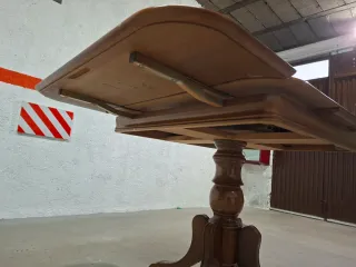 Mesa de salón clásica de madera