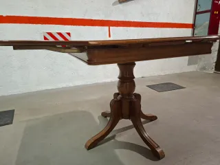 Mesa de salón clásica de madera