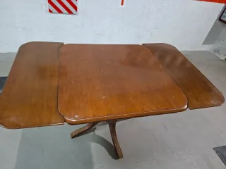 Mesa de salón clásica de madera