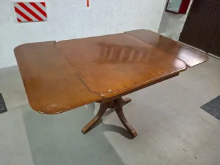 Mesa de salón clásica de madera