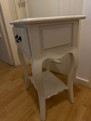 Mesita de noche blanca de madera