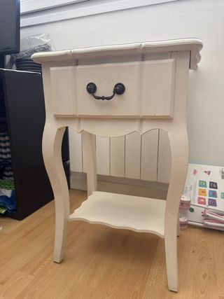 Mesita de noche blanca de madera