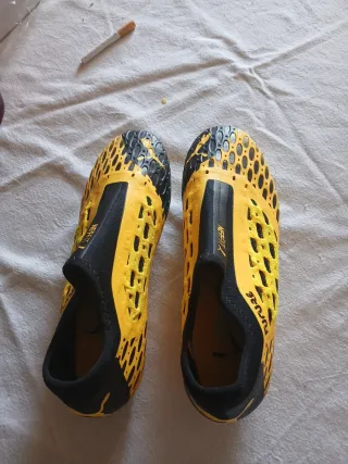 Botas de fútbol Joma amarillas y negras