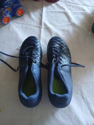 Botas de fútbol Joma amarillas y negras