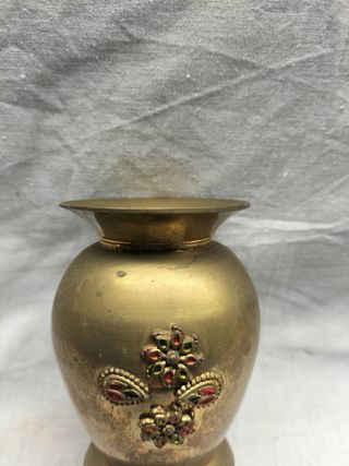 Pequena jarra em latão com relevos