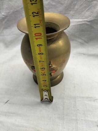 Pequena jarra em latão com relevos