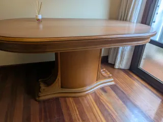 Mueble vitrina de madera con cajones