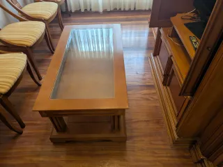 Mueble vitrina de madera con cajones