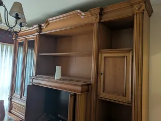 Mueble vitrina de madera con cajones