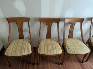 Mueble vitrina de madera con cajones