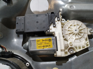 ELEVALUNAS DELANTERO DERECHO VOLKSWAGEN GOLF IV B