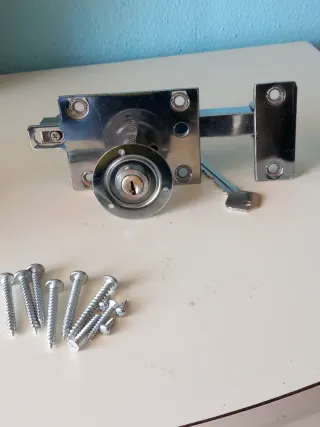 Cerradura de puerta con llaves y tornillos