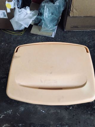 Cesto de ropa naranja de plástico