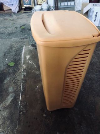 Cesto de ropa naranja de plástico