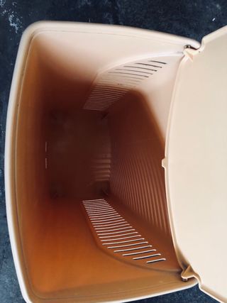 Cesto de ropa naranja de plástico