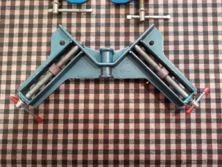 2 Sargentos C y 2 Sargentos de Esquina