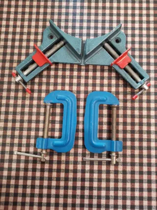 2 Sargentos C y 2 Sargentos de Esquina