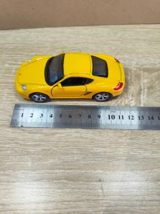 Coche de juguete amarillo